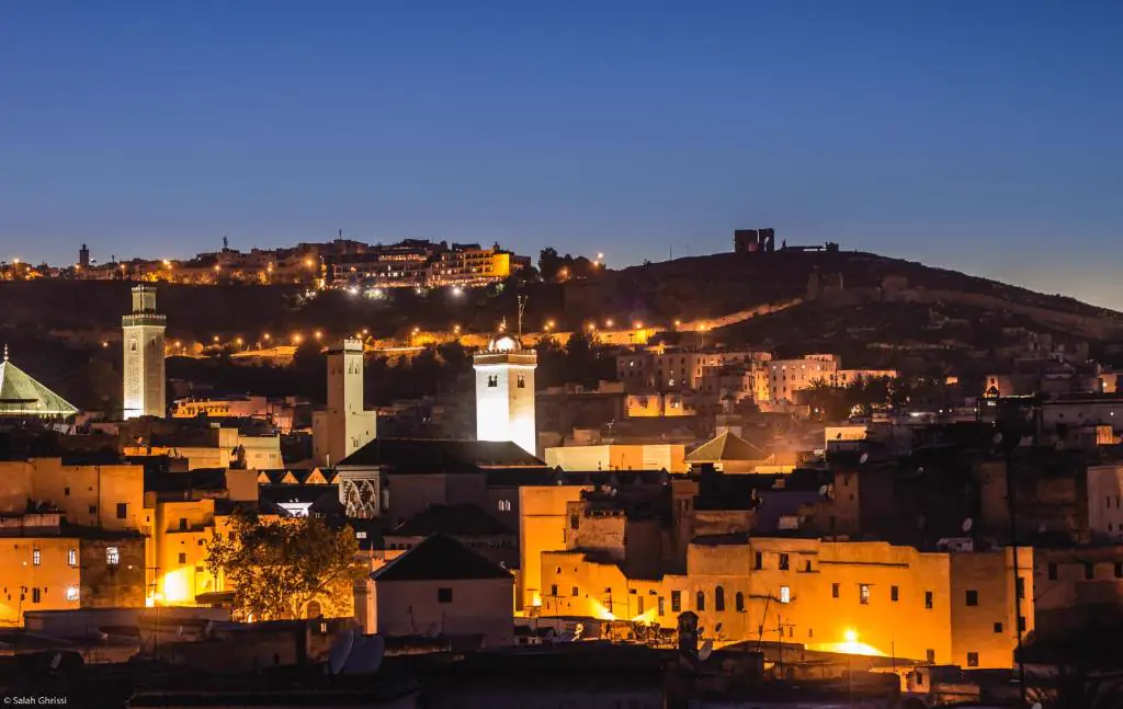 Médina de Fès de nuit avec minarets illuminés