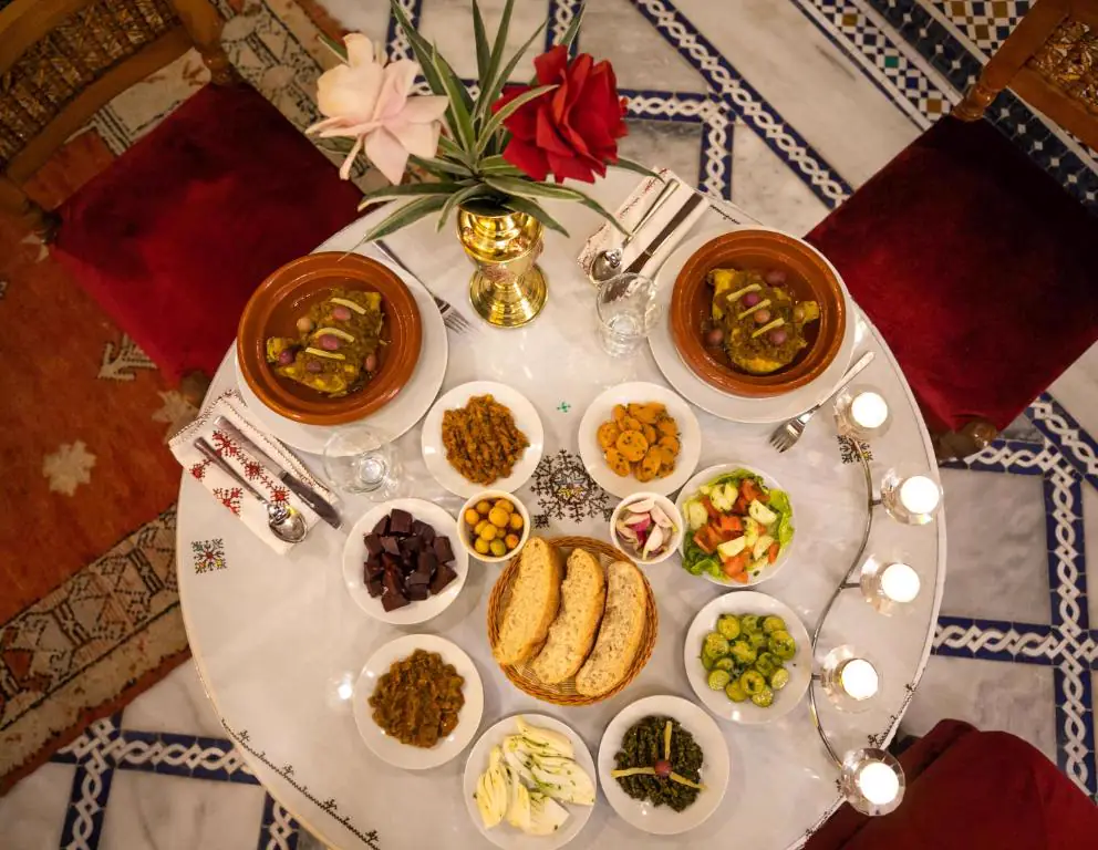 Repas marocain servi sur mosaïque bleue
