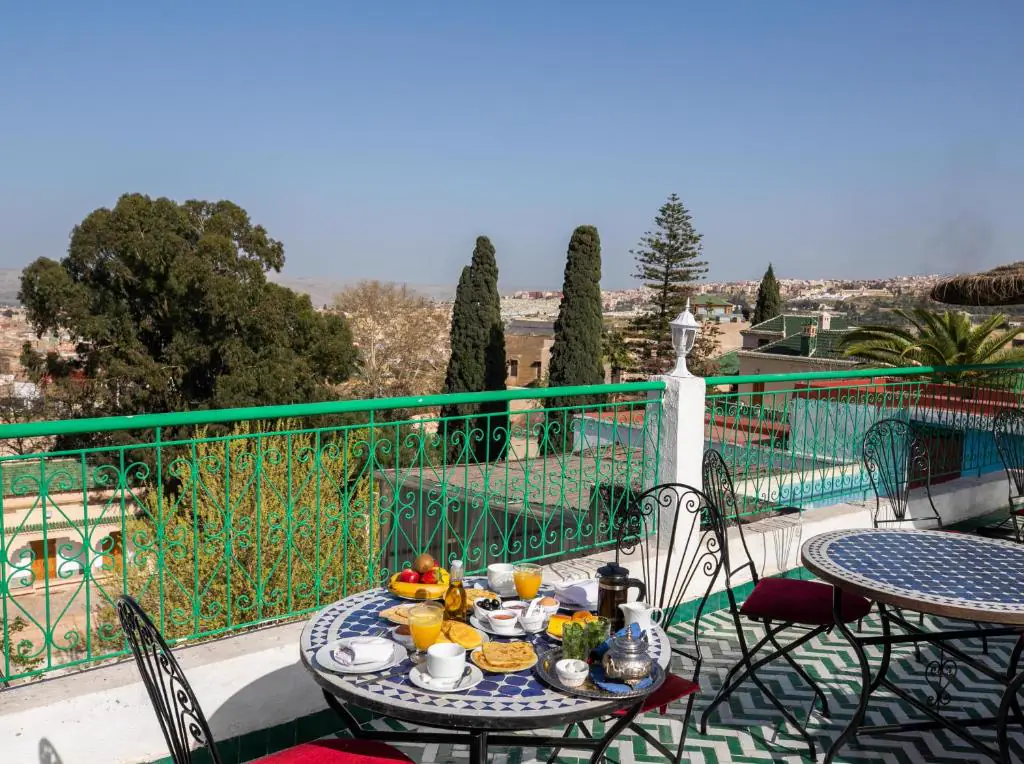 Terrasse du riad avec vue sur la médina de Fès